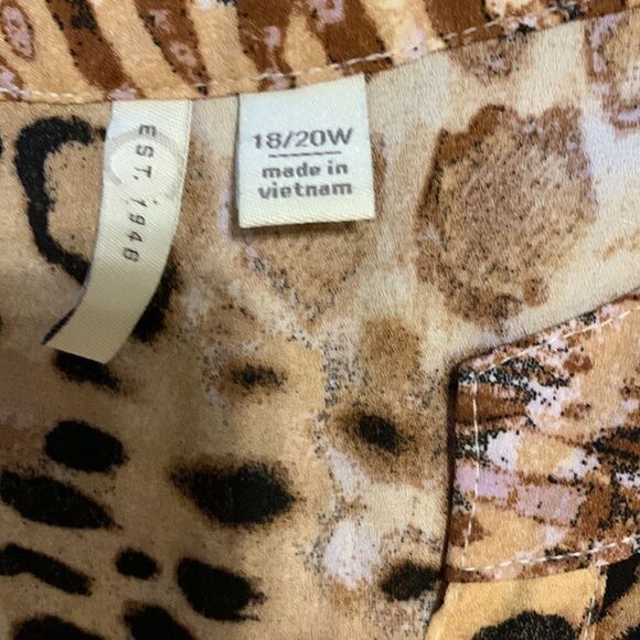 Est.1946 Animal print top with V-neck and rollup/button sleeve - Picture 2 of 7